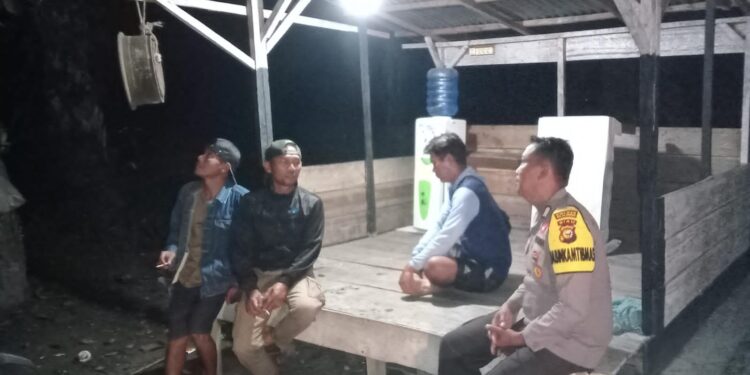 Polsek Kerumutan Cek Pos Kamling, Perkuat Harkamtibmas di Banjar Panjang