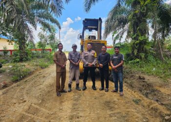 Bhabinkamtibmas Tinjau Perbaikan Jalan Desa Angkasa, Kolaborasi Pemdes dan PT Serikat Putra