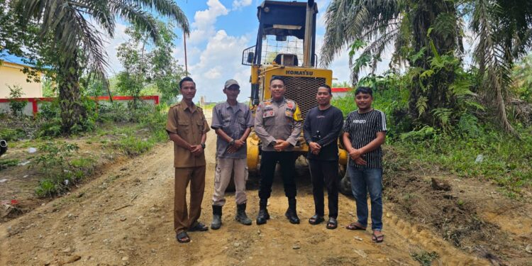 Bhabinkamtibmas Tinjau Perbaikan Jalan Desa Angkasa, Kolaborasi Pemdes dan PT Serikat Putra