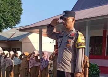 Bhabinkamtibmas Jadi Pembina Upacara di SDN 019 Pematang Tinggi, Sampaikan Pesan Disiplin hingga Anti-Bullying