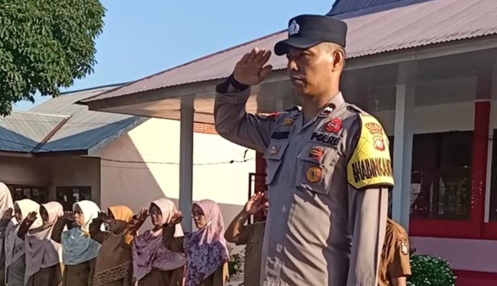 Bhabinkamtibmas Jadi Pembina Upacara di SDN 019 Pematang Tinggi, Sampaikan Pesan Disiplin hingga Anti-Bullying