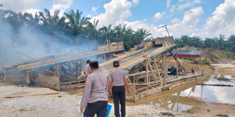 Kapolsek Kampar Kiri Pimpin Penindakan PETI, 6 Unit Rakit Diamankan 