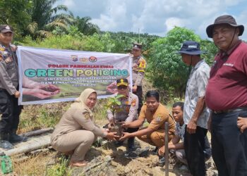 Polisi Tanam Bibit Pohon Buah, Dukung Program Green Policing Polda Riau
