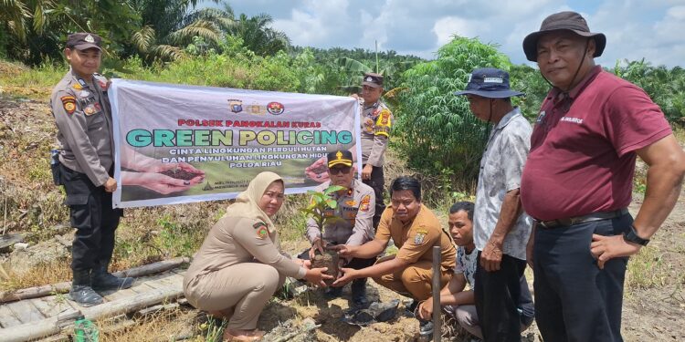 Polisi Tanam Bibit Pohon Buah, Dukung Program Green Policing Polda Riau