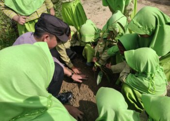 Polsek Kerumutan Tanam Bibit Durian di TK Islam An-Najah, Dukung Program Penghijauan Kapolda Riau