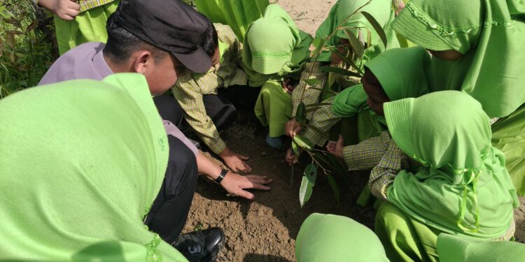Polsek Kerumutan Tanam Bibit Durian di TK Islam An-Najah, Dukung Program Penghijauan Kapolda Riau