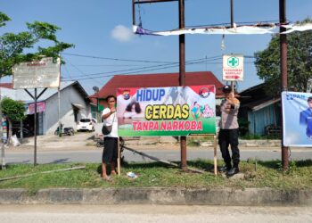 Upaya Cegah Peredaran di Masyarakat, Polsek Pangkalan Kerinci Pasang Spanduk Anti-Narkoba
