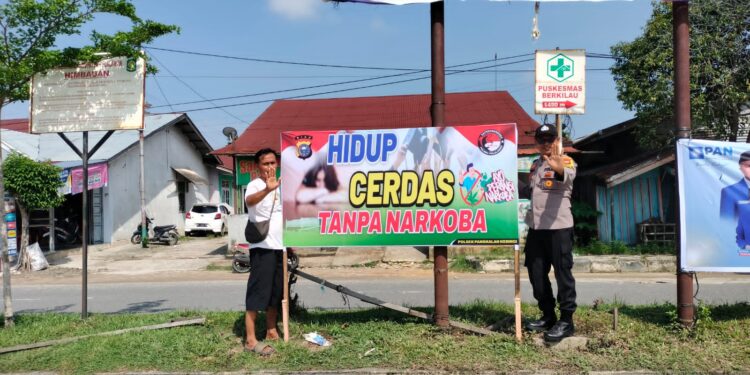 Upaya Cegah Peredaran di Masyarakat, Polsek Pangkalan Kerinci Pasang Spanduk Anti-Narkoba
