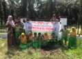 Polsek Kerumutan Tanam Bibit Durian di TK Tunas Palma, Dukung Program Penghijauan Polda Riau