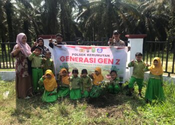 Polsek Kerumutan Tanam Bibit Durian di TK Tunas Palma, Dukung Program Penghijauan Polda Riau