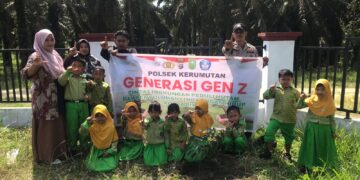 Polsek Kerumutan Tanam Bibit Durian di TK Tunas Palma, Dukung Program Penghijauan Polda Riau