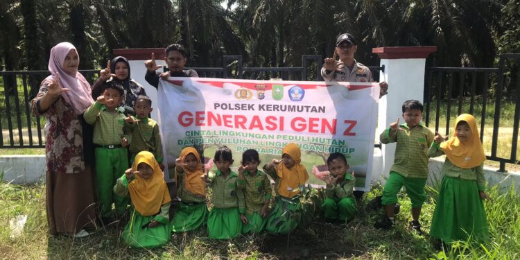 Polsek Kerumutan Tanam Bibit Durian di TK Tunas Palma, Dukung Program Penghijauan Polda Riau