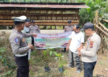 Tanam Bibit Pohon, Polisi Libatkan Warga dalam Program Green Policing