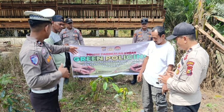 Tanam Bibit Pohon, Polisi Libatkan Warga dalam Program Green Policing