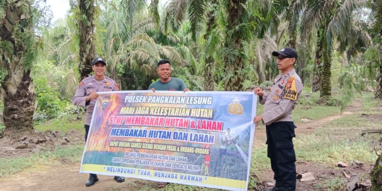 Polsek Pangkalan Lesung Patroli Karhutla, Sosialisasikan Maklumat Kapolda Riau ke Warga