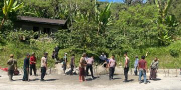 Tidak berhenti, Brimob Kompi 3 Batalyon D Pelopor Bersama Warga Bersihkan Longsoran