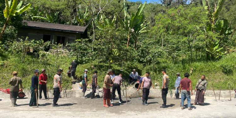 Tidak berhenti, Brimob Kompi 3 Batalyon D Pelopor Bersama Warga Bersihkan Longsoran