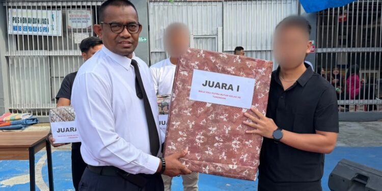 Puncak Pekan Olahraga HBP Ke-62, Karutan Takengon Serahkan Hadiah Juara Voli