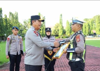 Kapolda Sulsel Pimpin Apel Gabungan dan Berikan Penghargaan kepada Personel Berprestasi