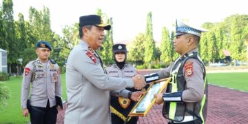 Kapolda Sulsel Pimpin Apel Gabungan dan Berikan Penghargaan kepada Personel Berprestasi