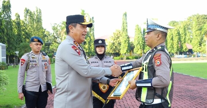 Kapolda Sulsel Pimpin Apel Gabungan dan Berikan Penghargaan kepada Personel Berprestasi