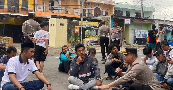 Menolak Audiensi Di Aula Mapolres Bulukumba: Akbp Restu Wijayanto,. Datangi Massa Ini Tujuannya
