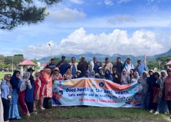 Gelar Aksi Perduli, SMAN 4 Takengon Bagikan Bubur Gratis Kepada Masyarakat 