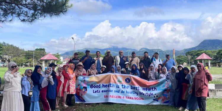 Gelar Aksi Perduli, SMAN 4 Takengon Bagikan Bubur Gratis Kepada Masyarakat 