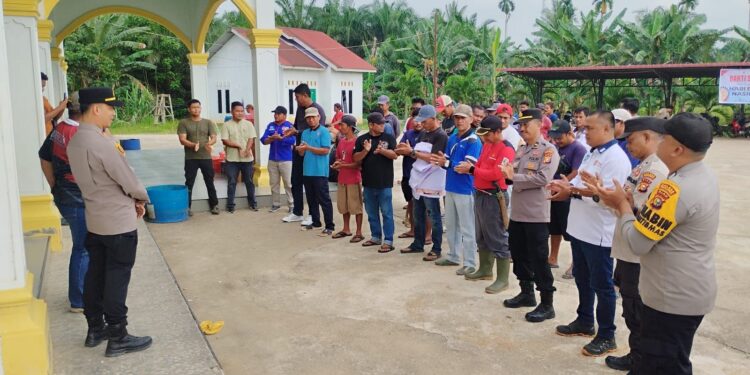 Polsek Ukui Bersama Buruh Rayakan May Day dengan Aksi Hijau dan Bhakti Sosial Di Kecamatan Ukui