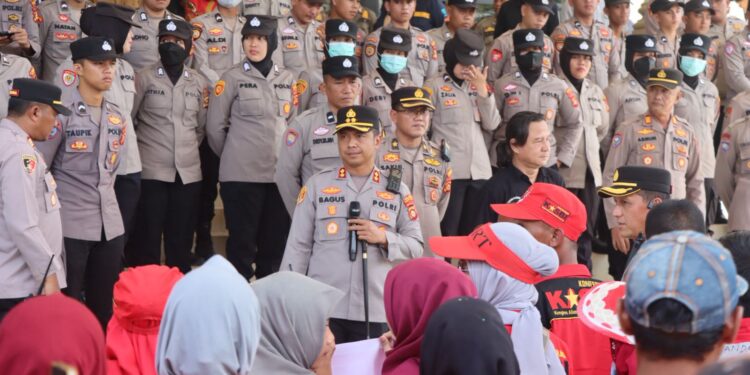 Polres Ogan Ilir Bersama Pemkab berikan Pelayanan Dan Dialog Terbuka Dengan Aliansi Buruh