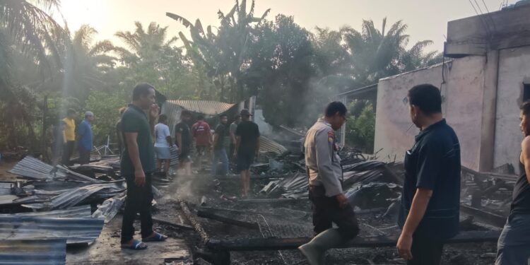 Diduga Akibat Korsleting Listrik, Rumah Semi Permanen di Pangkalan Lesung Pelalawan Terbakar