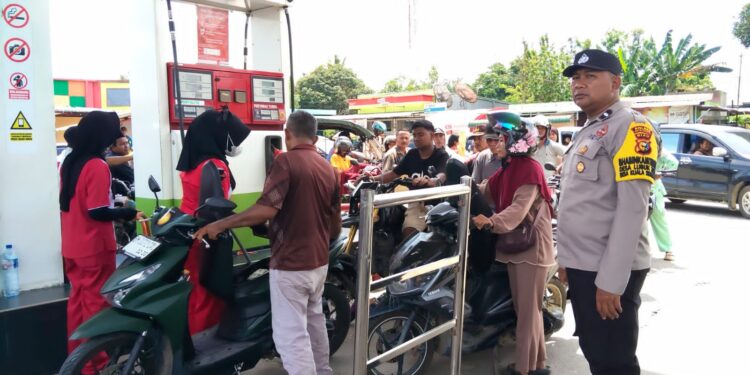 SPBU Lubuk Terap Alami Antrean, Polisi Lakukan Pengamanan