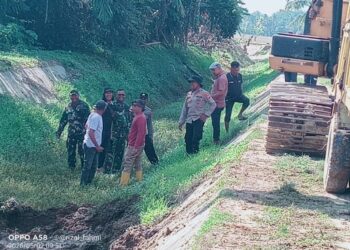 Geusyik Dan Muspika Tanah Luas Dukung Petani, Gotong Royong Bersihkan Saluran Irigasi Terbengkalai
