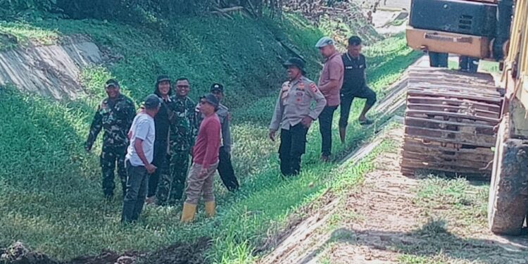 Geusyik Dan Muspika Tanah Luas Dukung Petani, Gotong Royong Bersihkan Saluran Irigasi Terbengkalai