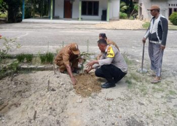 Dukung Program Kapolda, Polsek Kerumutan Lakukan Penanaman Pohon di Kerumutan