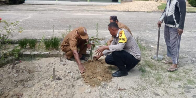 Dukung Program Kapolda, Polsek Kerumutan Lakukan Penanaman Pohon di Kerumutan