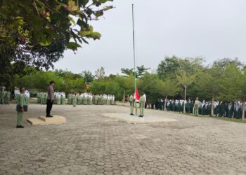 Bhabinkamtibmas Jadi Pembina Upacara, Sampaikan Pesan Disiplin dan Anti-Bullying di SMPN 3 Pangkalan Kuras