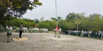 Bhabinkamtibmas Jadi Pembina Upacara, Sampaikan Pesan Disiplin dan Anti-Bullying di SMPN 3 Pangkalan Kuras