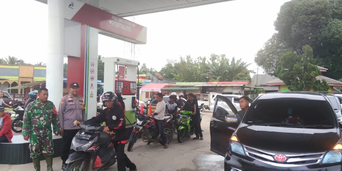 Polsek Bunut Monitoring Stok BBM di SPBU Lubuk Terap, Antrean Dipicu Keterbatasan Pasokan di SPBU Lain