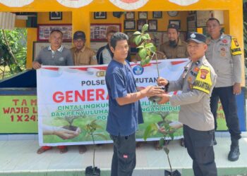 Polsek Kerumutan Tanam Bibit Manggis, Dukung Program Penghijauan di Pelalawan