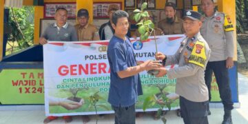 Polsek Kerumutan Tanam Bibit Manggis, Dukung Program Penghijauan di Pelalawan