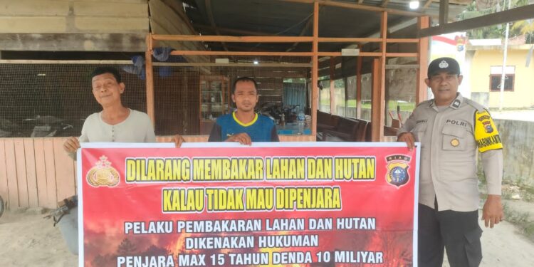 Polsek Langgam Sosialisasikan Larangan Karhutla ke Warga Desa Segati