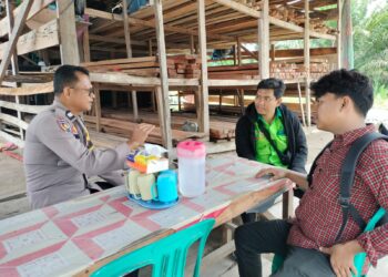 Sambangi Warga, Polsek Pangkalan Kerinci Sampaikan Pesan Kamtibmas dan Ketahanan Pangan