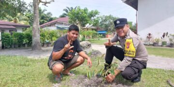 Polsek Bunut Tanam Bibit Durian Dukung Program Green Policing Polda Riau