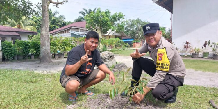 Polsek Bunut Tanam Bibit Durian Dukung Program Green Policing Polda Riau