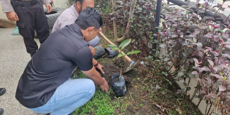 Polsek Pangkalan Kerinci Tanam Bibit Pohon Dukung Program Green Policing Polda Riau