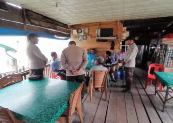 Personel Polsek Kuala Kampar Berikan Imbauan Hoaks, Call Center 110 dan Ketahanan Pangan kepada Warga