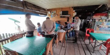 Personel Polsek Kuala Kampar Berikan Imbauan Hoaks, Call Center 110 dan Ketahanan Pangan kepada Warga