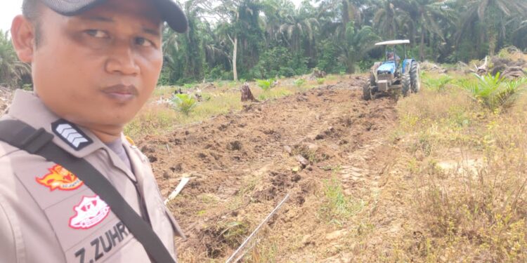 Polisi Cinta Petani, Polsek Ukui Kawal Pembukaan Lahan Jagung Pipil Di Desa Kampung Baru