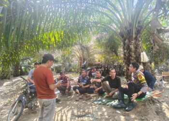 Polsek Kerumutan Sambangi Warga Desa Lipat Bulan, Sampaikan Pesan Kamtibmas dan Sosialisasi Ketahanan Pangan